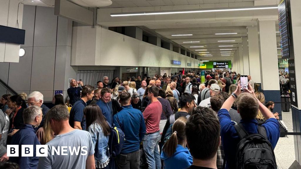 Passengers told to stay away after 'major' Manchester Airport power cut