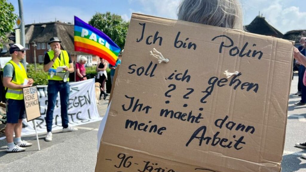 "Ich bin Polin, soll ich gehen ??? Ihr macht dann meine Arbeit": Eine Frau während einer Mahnwache gegen rechts in Kampen. Foto: