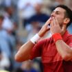Roland-Garros: Djokovic passe mais se blesse
