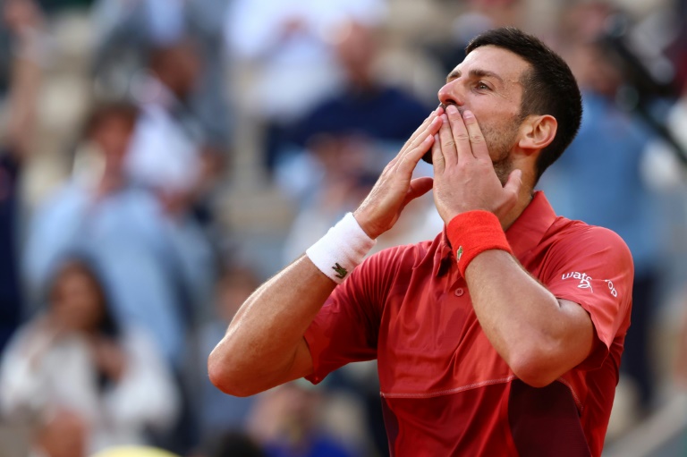 Roland-Garros: Djokovic passe mais se blesse