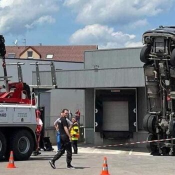 Spectaculaire: Un camion se retrouve à la verticale dans un entrepôt