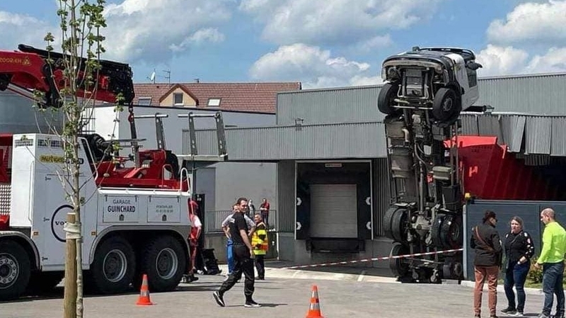 Spectaculaire: Un camion se retrouve à la verticale dans un entrepôt
