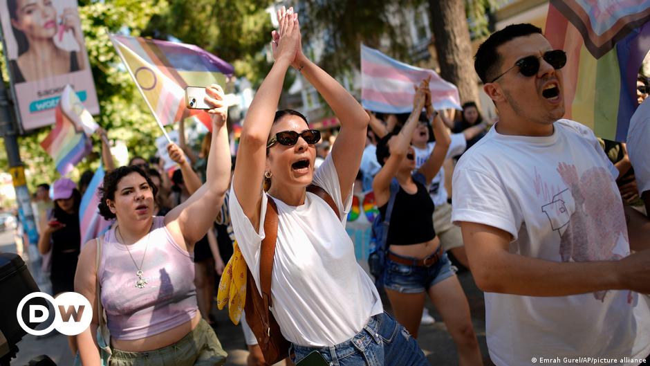 Turkey: Istanbul's banned Pride Parade leads to arrests