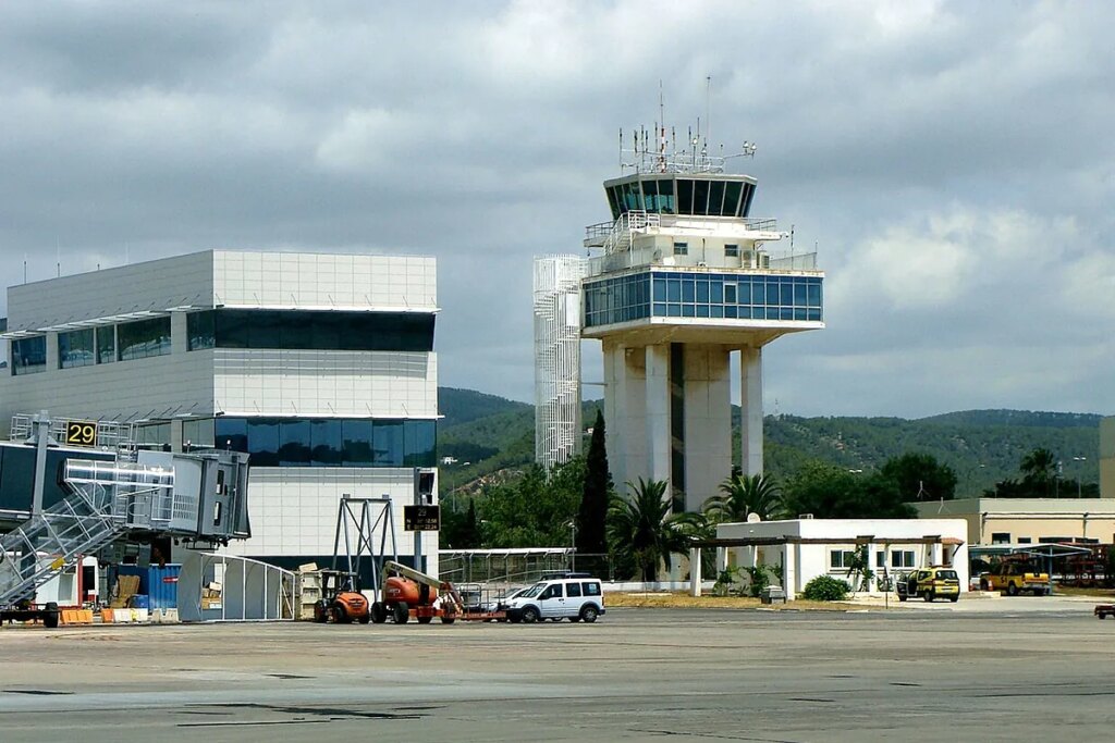 Un detenido por el falso aviso de bomba que ha paralizado el aeropuerto de Ibiza durante 45 minutos