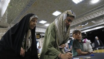 Un reformista y un ultraconservador lideran las presidenciales en Irán, según resultados parciales