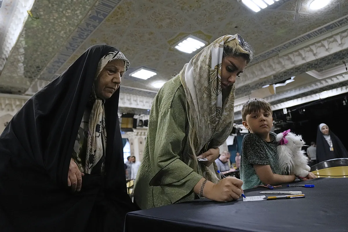 Un reformista y un ultraconservador lideran las presidenciales en Irán, según resultados parciales