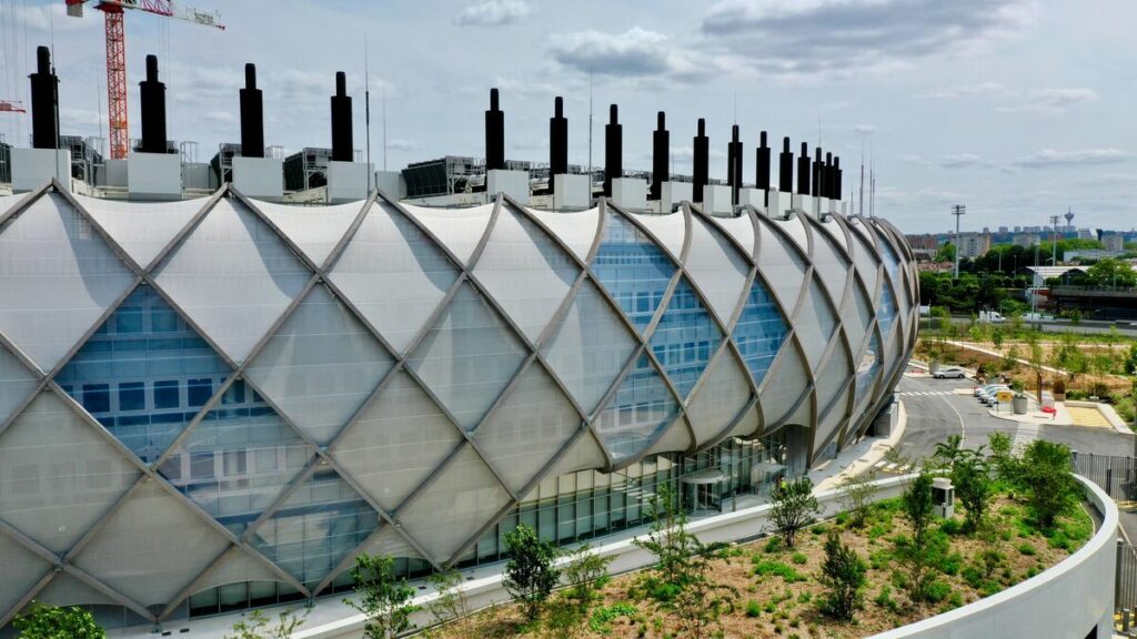 Une forteresse à quelques kilomètres de Paris : on a visité le plus grand data center de France