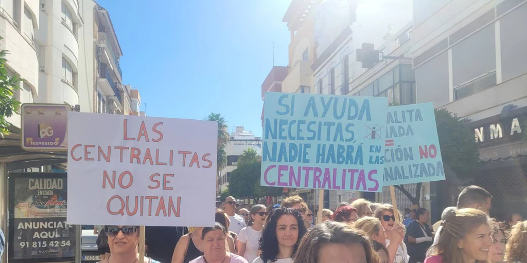 Unos 5.000 vecinos salen a la calle en defensa del Hospital de Puente Genil contra los recortes del SAS