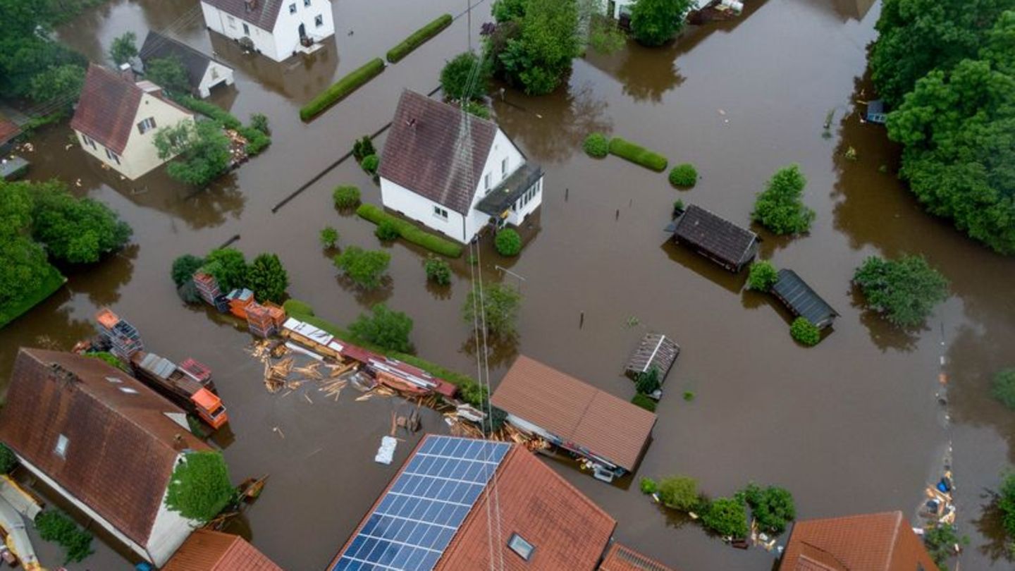 Viele Teile Süddeutschlands haben mit Überschwemmungen zu kämpfen - so auch Dinkelscherben im schwäbischen Landkreis Augsburg. F