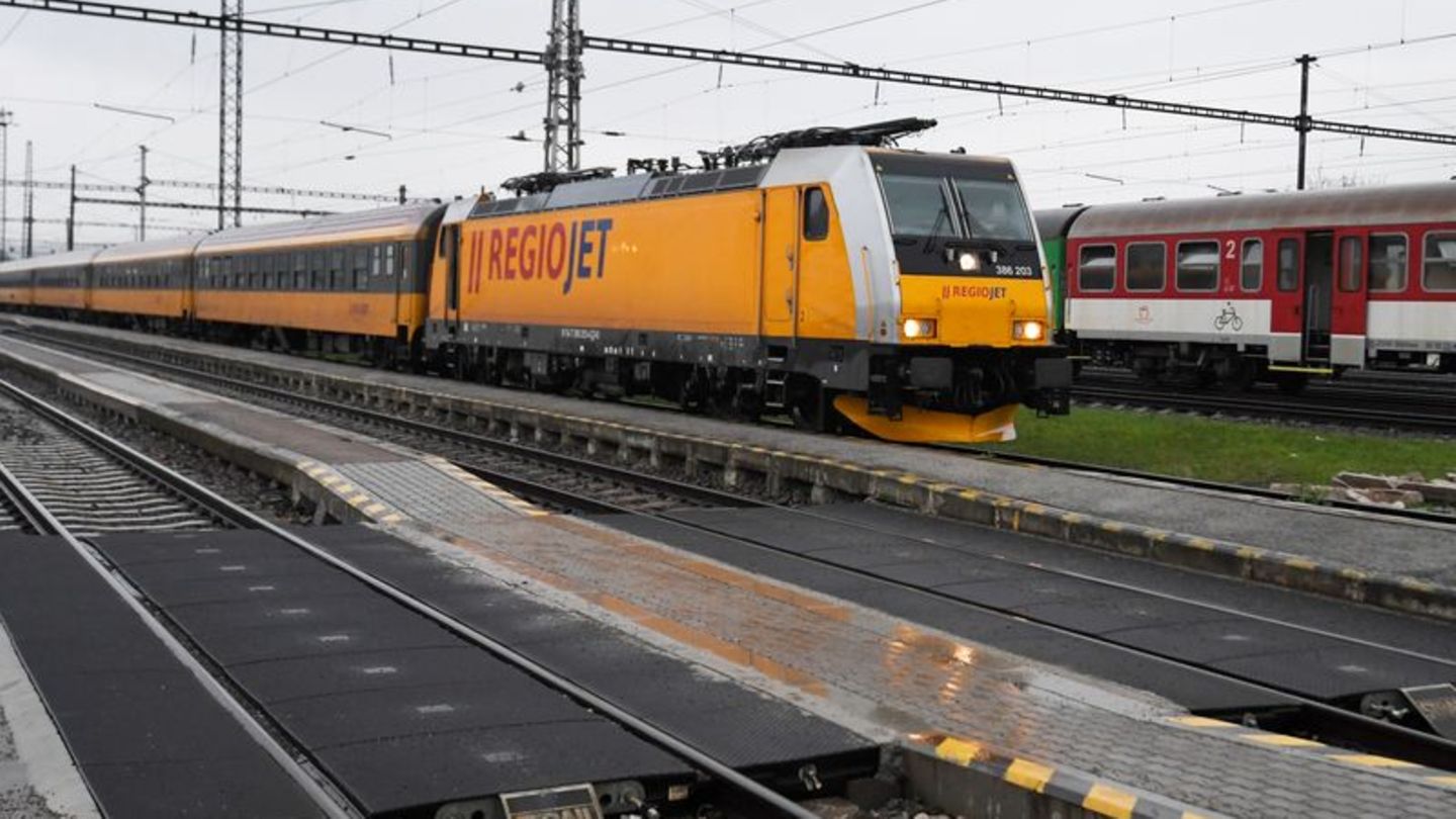 Ein Regiojet-Zug steht am Bahnsteig auf der neuen Zugverbindung von Prag über Kosice nach Tschop in die Ukraine, der täglich fah