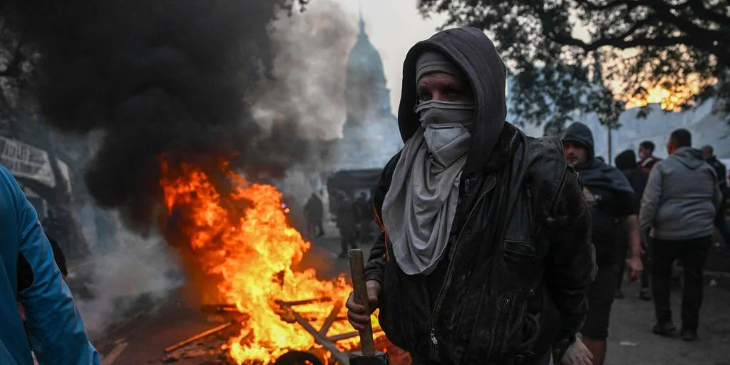 Violencia en las calles de Argentina: más de 30 detenidos en enfrentamientos entre manifestantes y la Policía