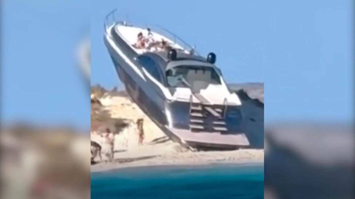 Vor Traumstrand von Espalmador: Unfreiwilliger Stunt: Luxus-Yacht liegt in voller Länge auf Sanddüne