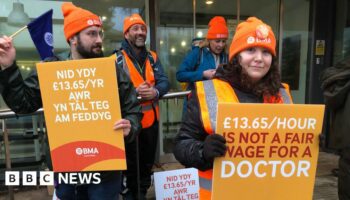 Wales' doctors encouraged to accept new pay offer