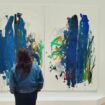 PHOTO 1 : une femme de dos, se tient devant deux peintures abstraites, signées Joan Mitchell.