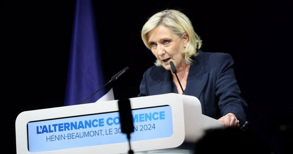 L'ancienne présidente du groupe parlementaire d'extrême droite Rassemblement National (RN) français Marine Le Pen prononce un discours lors de la soirée des résultats du premier tour des élections législatives à Hénin-Beaumont, dans le nord de la France, le 30 juin 2024.