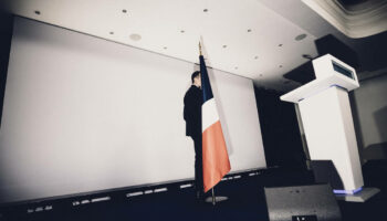 Premier tour des législatives en images : d’Hénin-Beaumont à Paris, le Rassemblement national à l’heure des résultats