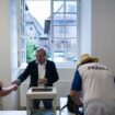 Des personnes votent au 1er tour des législatives à Wissembourg, le 30 juin 2024 dans le Bas-Rhin