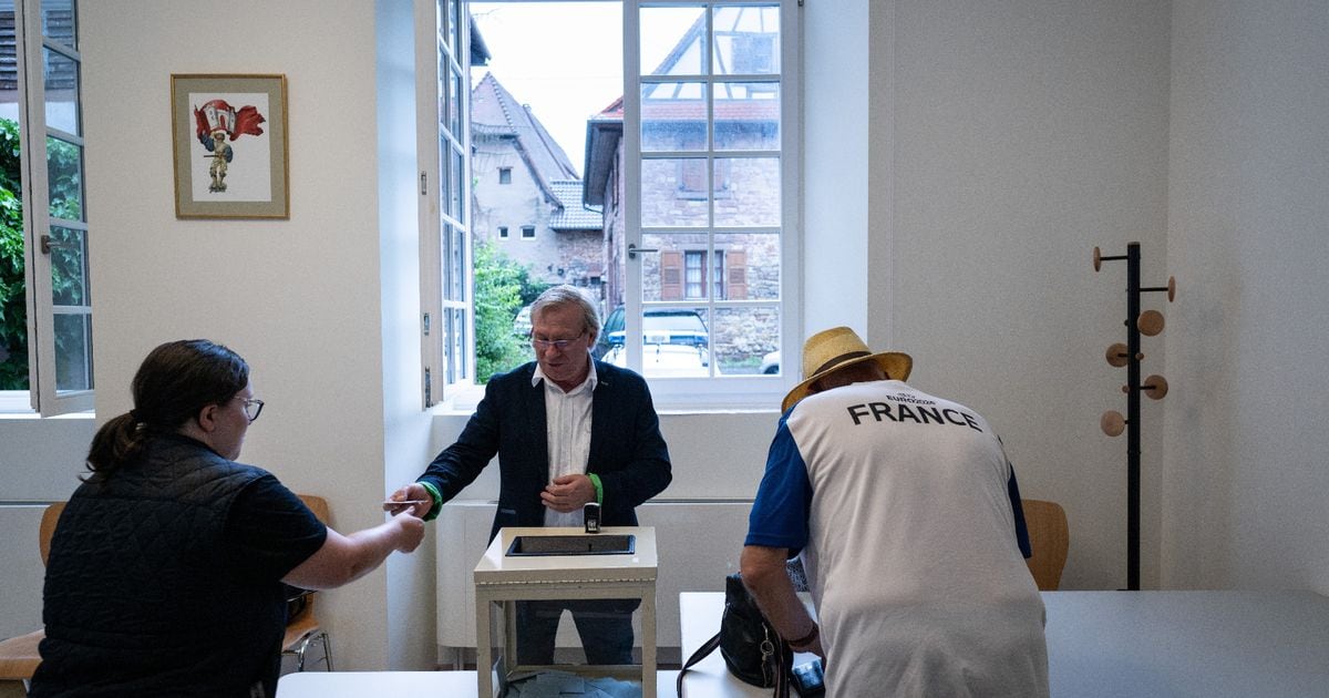 Des personnes votent au 1er tour des législatives à Wissembourg, le 30 juin 2024 dans le Bas-Rhin