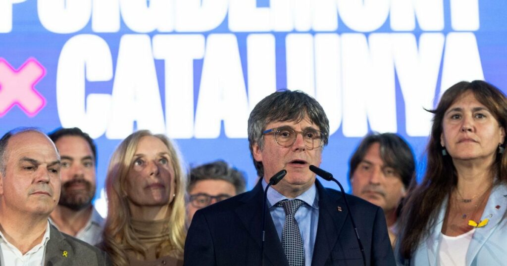 Carles Puigdemont (c), leader du parti Ensemble pour la Catalogne (Junts per Catalunya), le 12 mai 2024 à Argelès-sur-Mer, dans les Pyrénées-Orientales