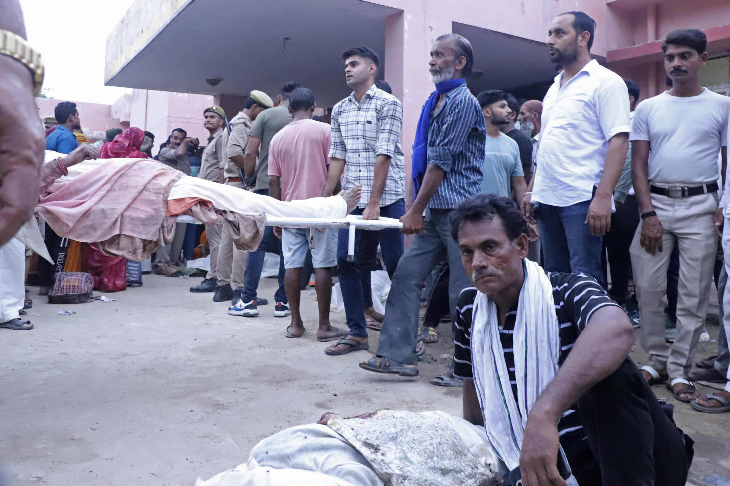 Inde : des dizaines de personnes meurent écrasées par la foule lors d'un rassemblement religieux