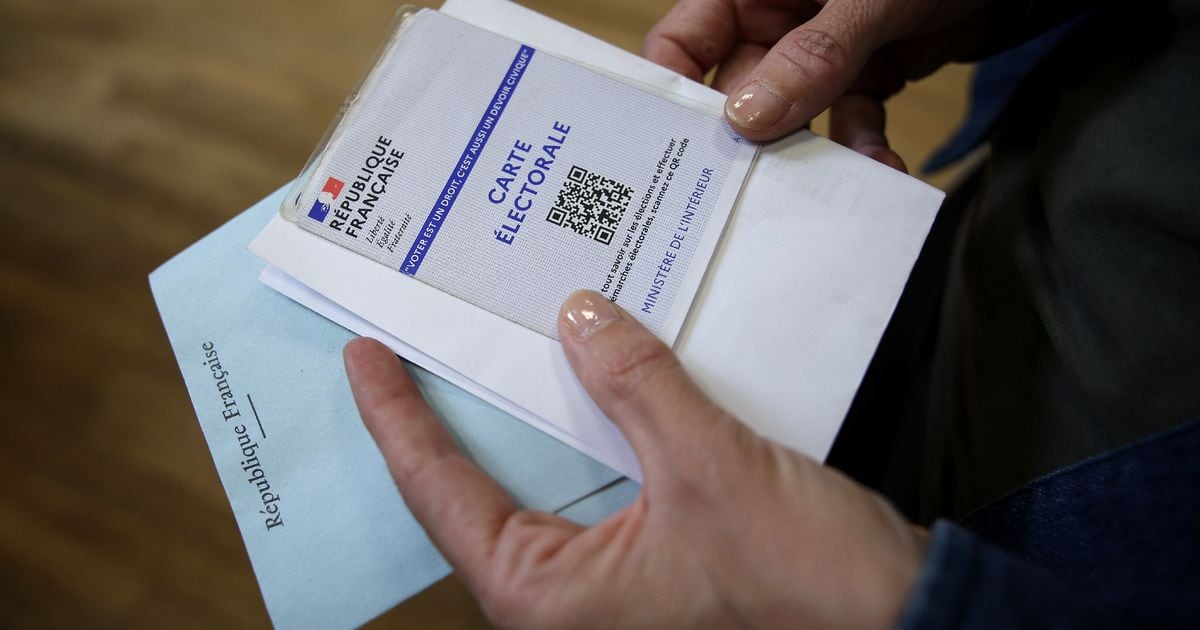 Une électrice attend pour déposer son bulletin de vote lors du 1er tour des législatives, le 30 juin 2024 à Toulouse, en Haute-Garonne