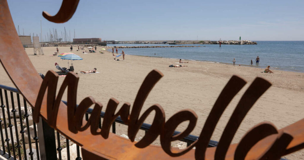 Dans la ville espagnole de Marbella, uriner dans la mer pourrait vous coûter cher