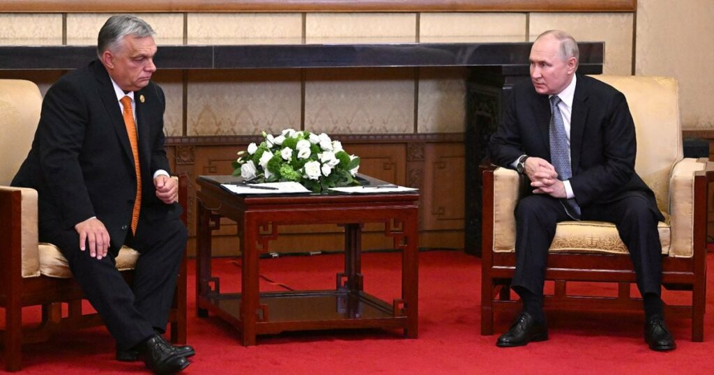 Photo diffusée par l'agence russe Sputnik du Premier ministre hongrois Viktor Orban avec le président russe Vladimir Poutine à Pékin, le 17 octobre 2023