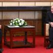 Photo diffusée par l'agence russe Sputnik du Premier ministre hongrois Viktor Orban avec le président russe Vladimir Poutine à Pékin, le 17 octobre 2023