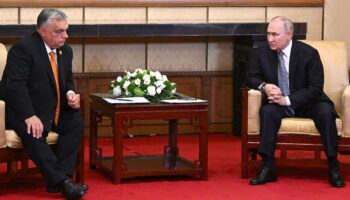 Photo diffusée par l'agence russe Sputnik du Premier ministre hongrois Viktor Orban avec le président russe Vladimir Poutine à Pékin, le 17 octobre 2023