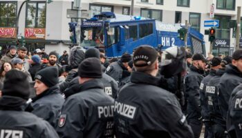 „Free Maja“ – Hunderte linke Demonstranten ziehen durch deutsche Innenstädte