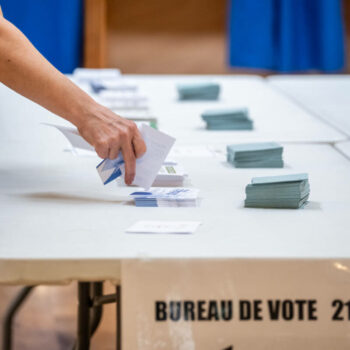 Législatives : le second tour débute en outre-mer et en Amérique