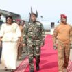 Le général nigérien Abdourahamane Tiani (c) accueille son homologue burkinabé le capitaine Ibrahim Traoré (d) à son arrivée à Niamey pour un sommet, le 5 juillet 2024