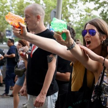 Barcelona: Einwohner protestieren mit Wasserpistolen gegen Massentourismus