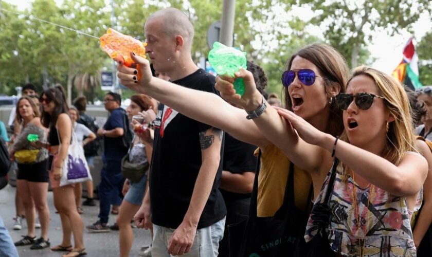 Barcelona: Einwohner protestieren mit Wasserpistolen gegen Massentourismus