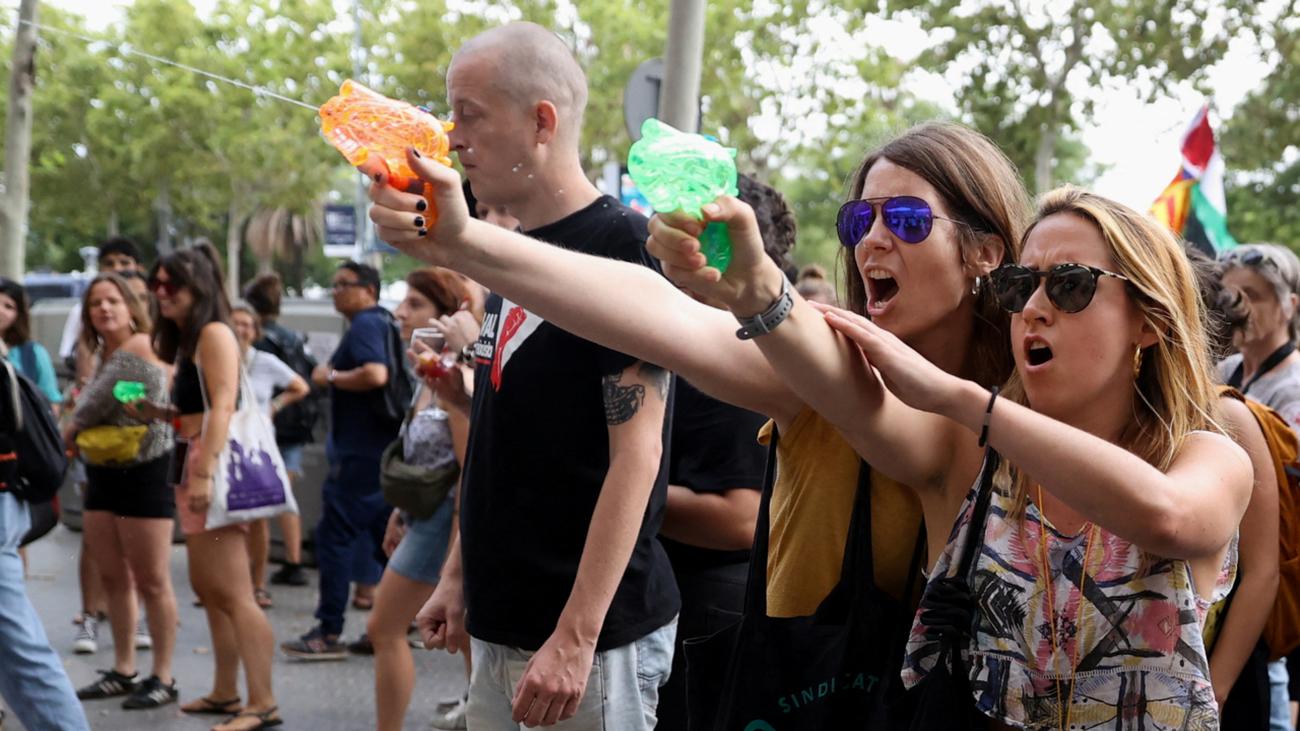 Barcelona: Einwohner protestieren mit Wasserpistolen gegen Massentourismus