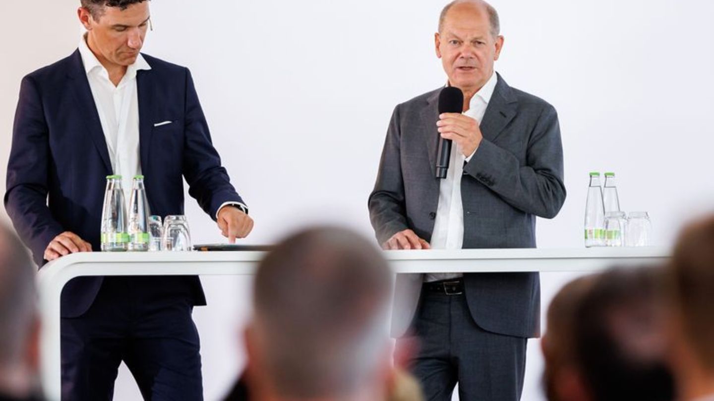 Bundeskanzler Olaf Scholz (r) lobt Bundestrainer Julian Nagelsmann. Foto: Daniel Karmann/dpa