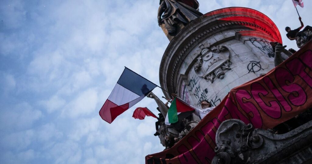 Une foule célèbre l'arrivée en tête surprise du Nouveau Front Populaire (NFP) au second tour des élections législatives, le 7 juillet 2024 place de la République à Paris