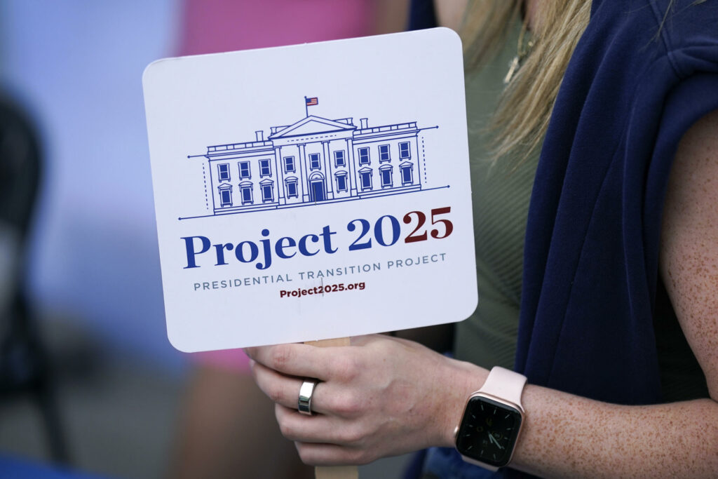 "Project 2025", une feuille de route trop extrême même pour Donald Trump ?