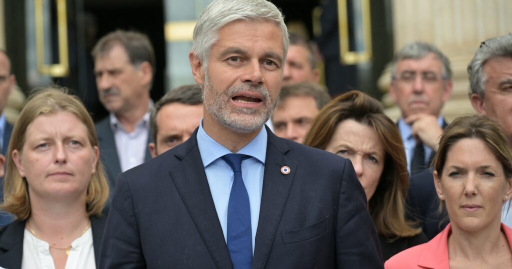 Le député français nouvellement élu et président du groupe Les Républicains à l'Assemblée nationale, Laurent Wauquiez (C), s'adresse à la presse à côté d'autres députés nouvellement élus lors d'une journée d'accueil à l'Assemblée nationale après le second tour des élections législatives françaises, à Paris, le 10 juillet 2024.