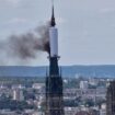 Turmspitze der Kathedrale von Rouen in Flammen