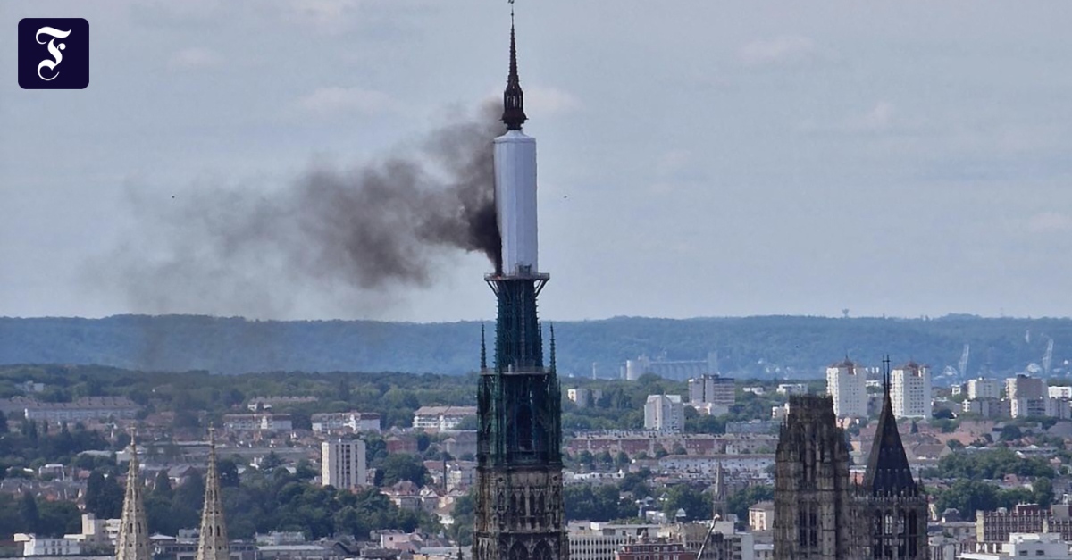 Turmspitze der Kathedrale von Rouen in Flammen