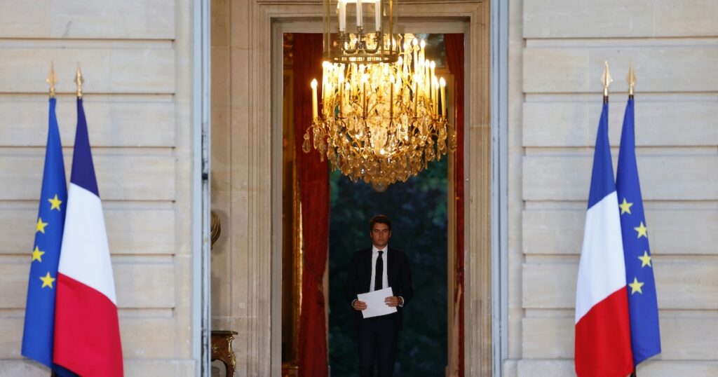 Le Premier ministre Gabriel Attal sur le perron de l'Hôtel Matignon, à Paris, le 7 juillet 2024 au soir