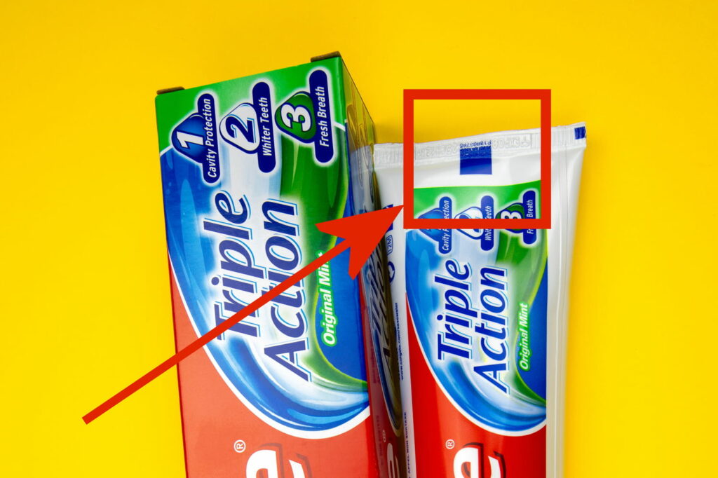 Les petits carrés sur les tubes de dentifrice servent à quelque chose, tout le monde l'ignore