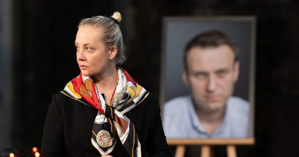 Ioulia Navalnaïa, veuve d'Alexeï Navalny, s'éloigne de sa photo après avoir allumé une bougie à la fin d'un service à l'église Sainte-Marie en l'honneur de l'opposant russe Navalny, le 4 juin 2024 à Berlin.