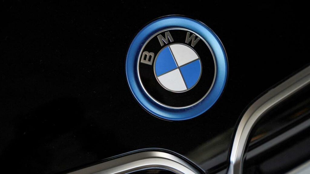 BMW tritt Arbeitsgruppe für Fahrzeug-Software bei