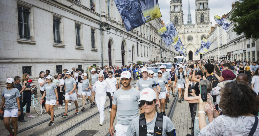 EN IMAGES - De Montargis à Orléans avec la flamme olympique, la «belle journée» du photographe de «Libération»