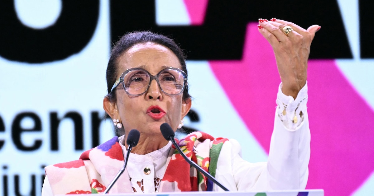 La présidente du conseil régional de La Réunion, Huguette Bello, s'exprime lors d'un meeting de La France insoumise pour les élections européennes à Villepinte le 16 mars 2024.