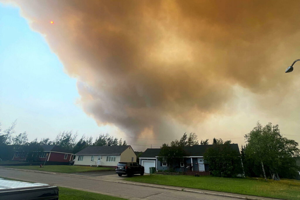 Au nord-est du Canada, plus de 9 000 personnes évacuées face à un d'incendie "hors de contrôle"