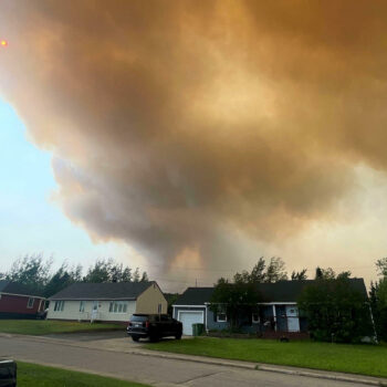 Au nord-est du Canada, plus de 9 000 personnes évacuées face à un d'incendie "hors de contrôle"