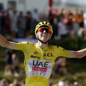 Tour de France : Tadej Pogacar remporte la 15e étape et assomme le classement général